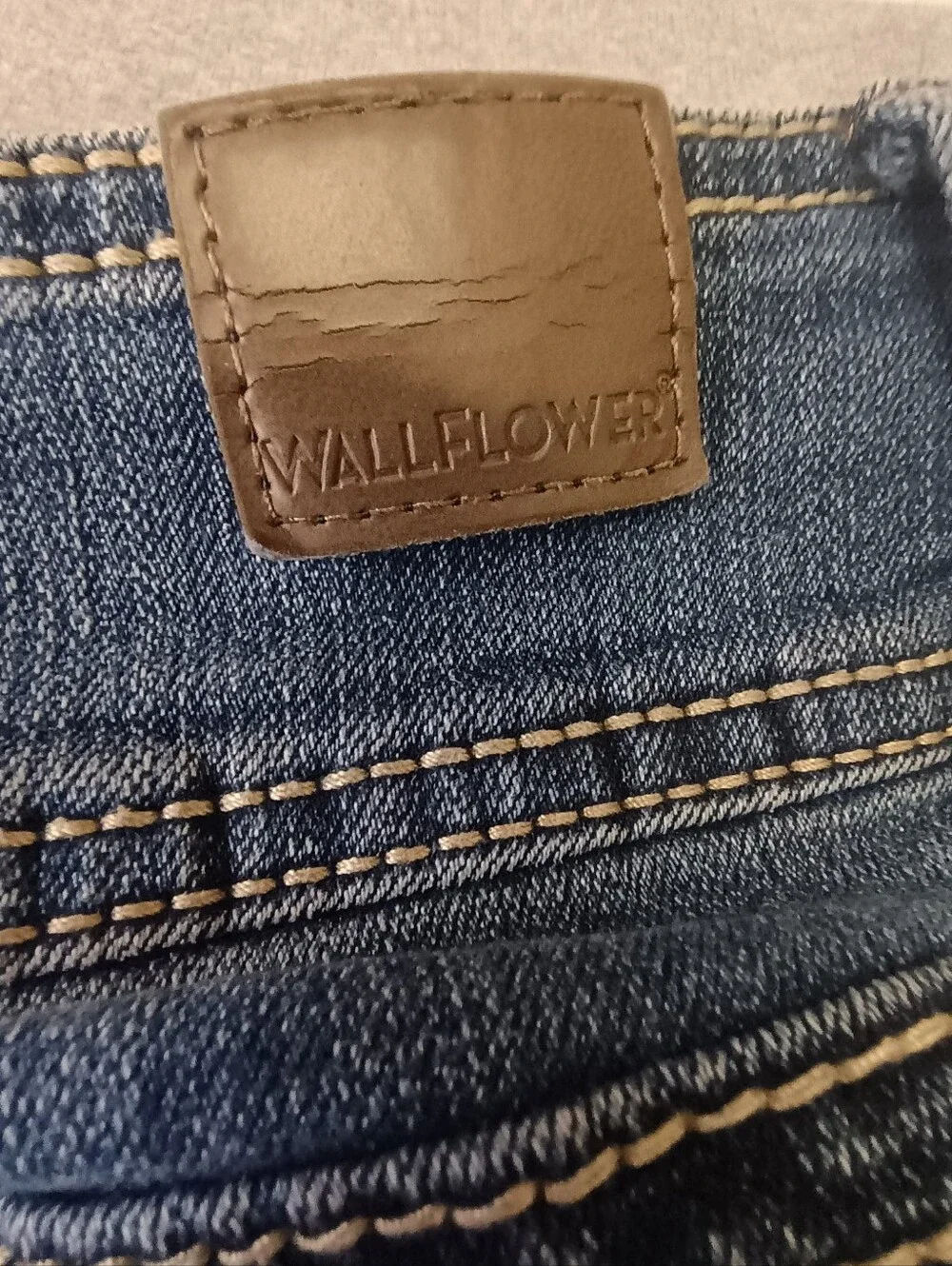 Women's Size 7 Wallflower Dark Blue Flare Jeans